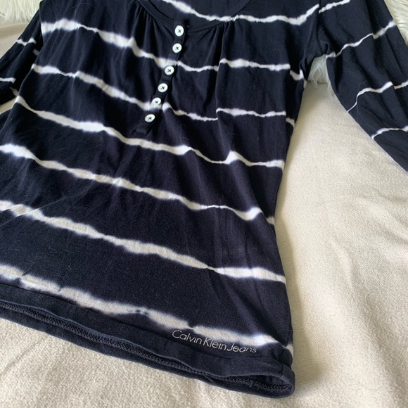 Calvin Klein Tie Dye 3/4 Sleeve Top with Buttons - Picture 2 of 13